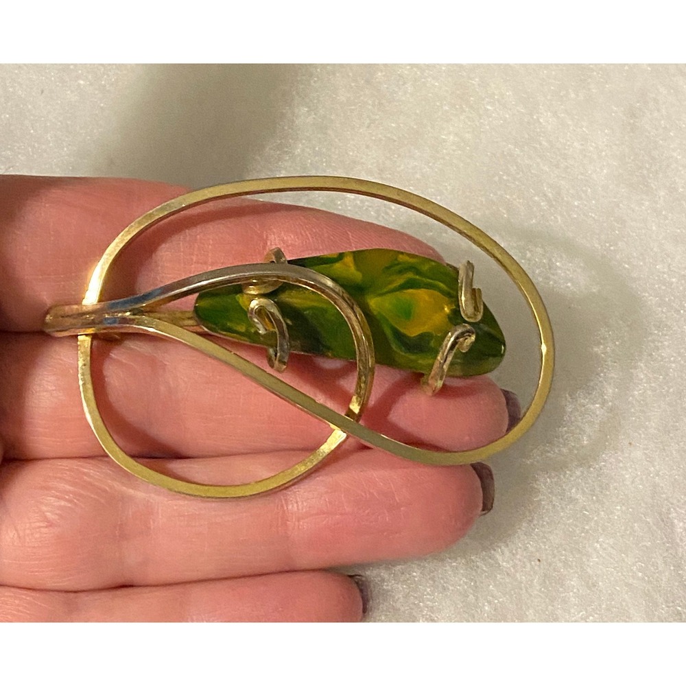 Mid Century Modern Green Bakelite Pin - Picture 3 of 3